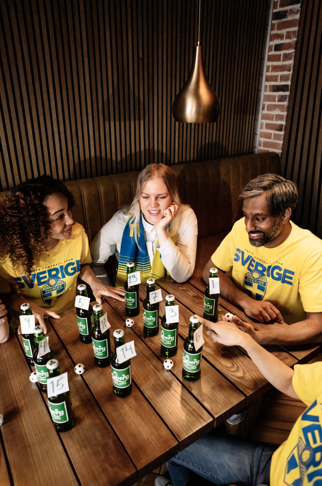 Matchdagsritualer bland vänner på en bar med carlsberg ölflaskor