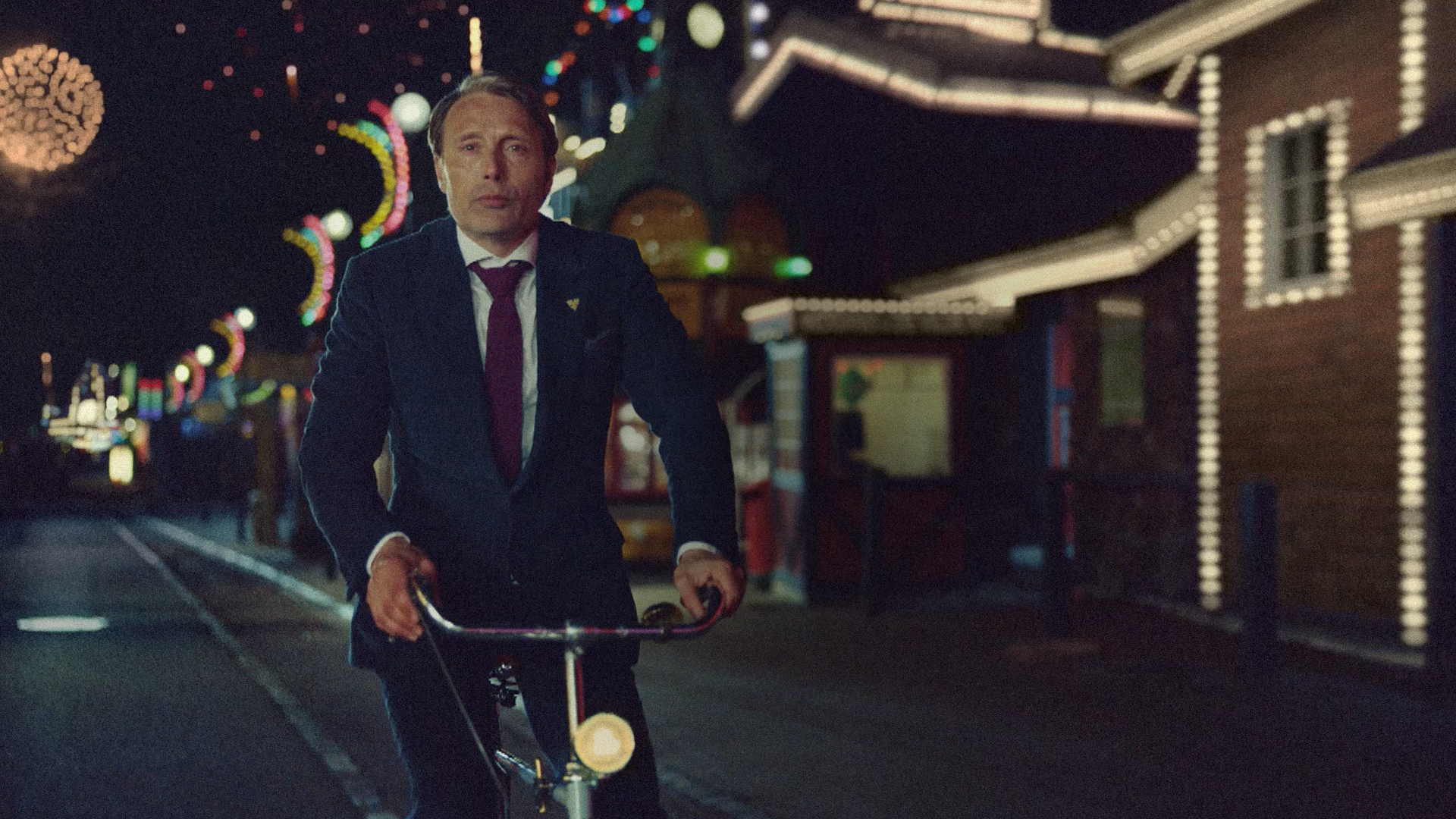 Mads leaving bakery bicycle delivery