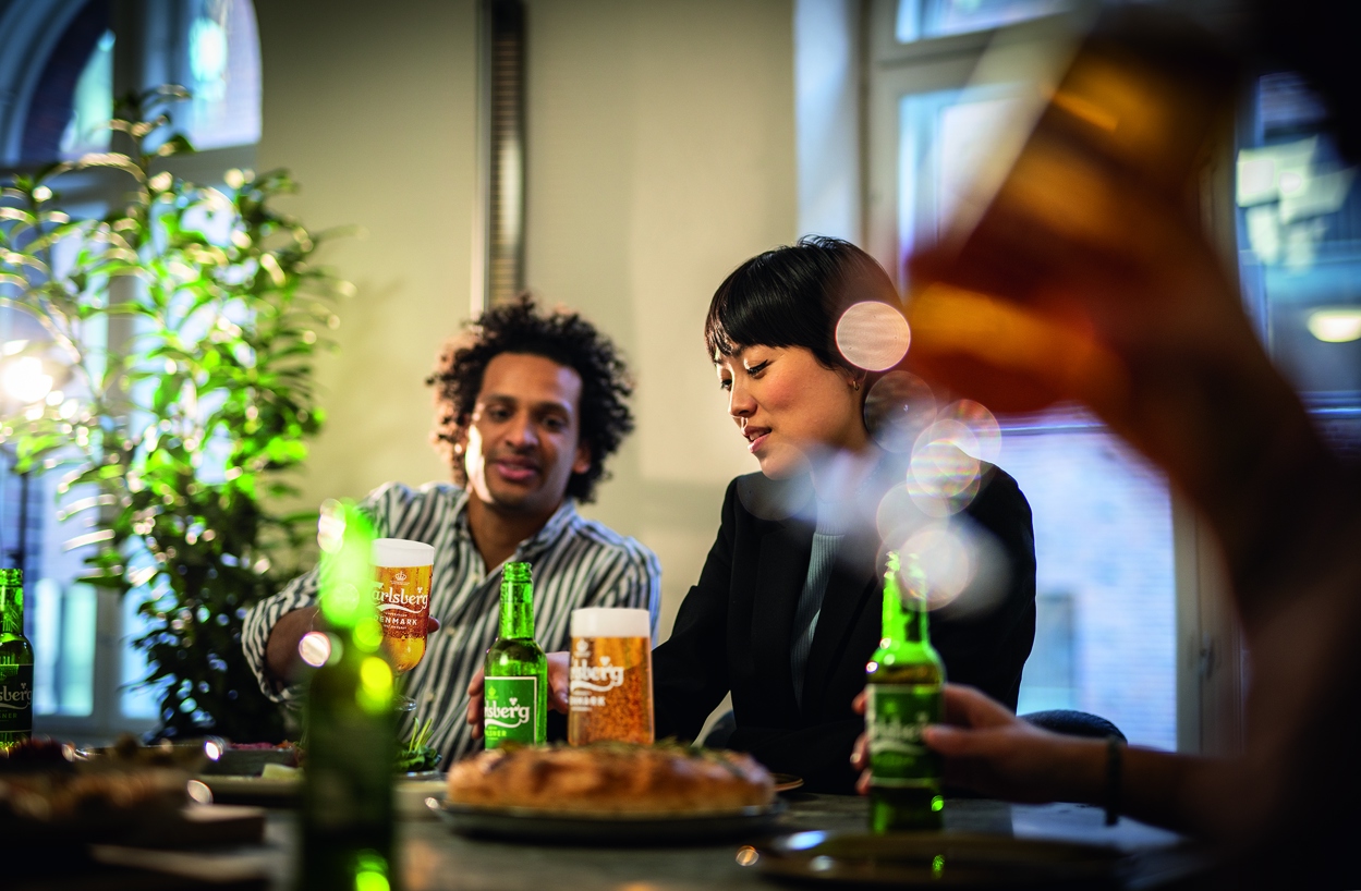 Carlsberg och hamburgare pommes frittes god mat och öl 