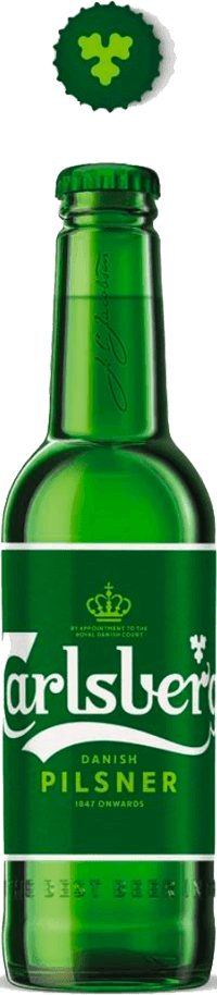 botella de cerveza carlsberg pilsner sobre fondo gris desde el frente