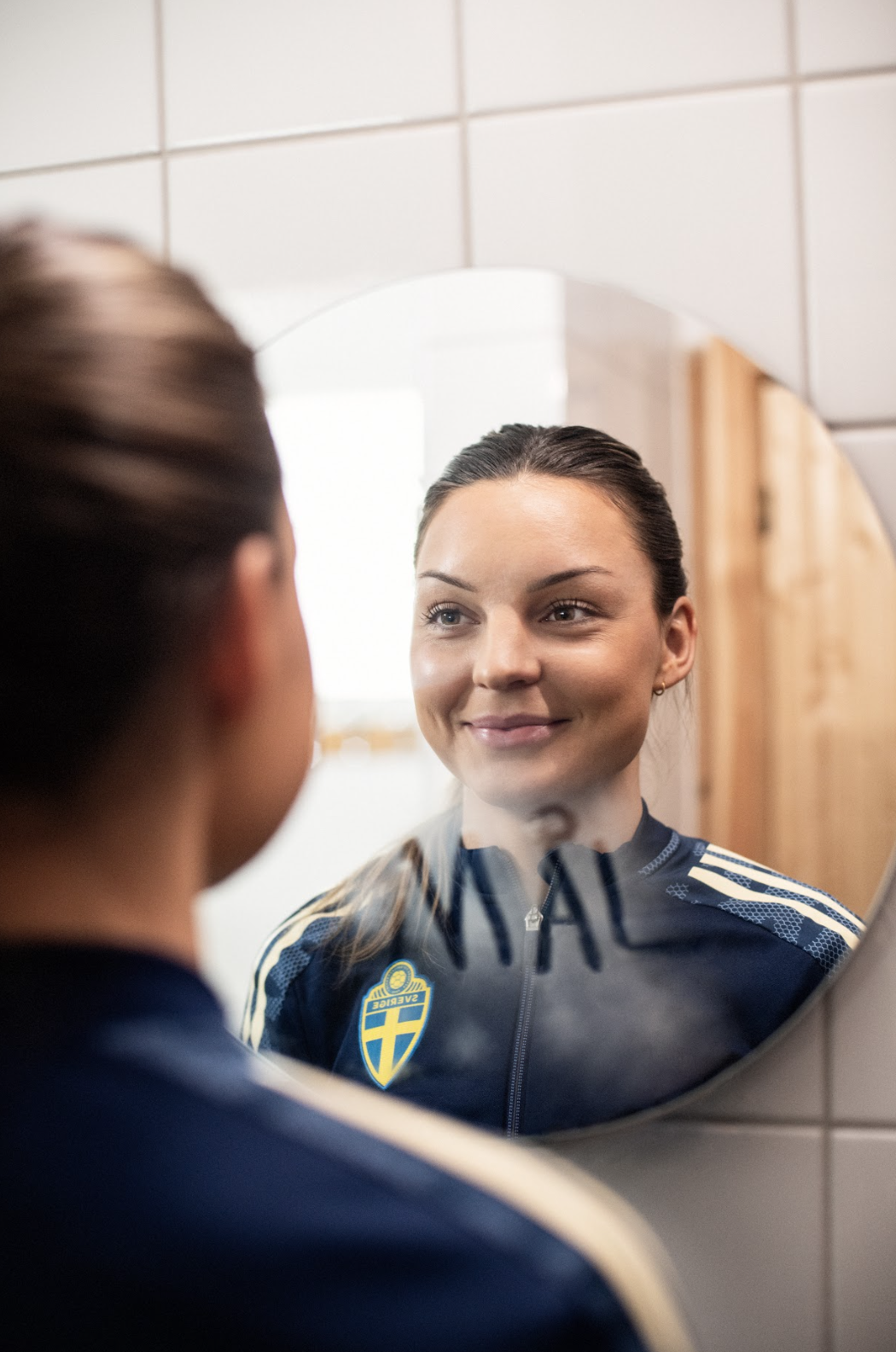 Johanna Rytting Kaneryd speglar sig i Carlsbergs kampanj om matchdagsritualer