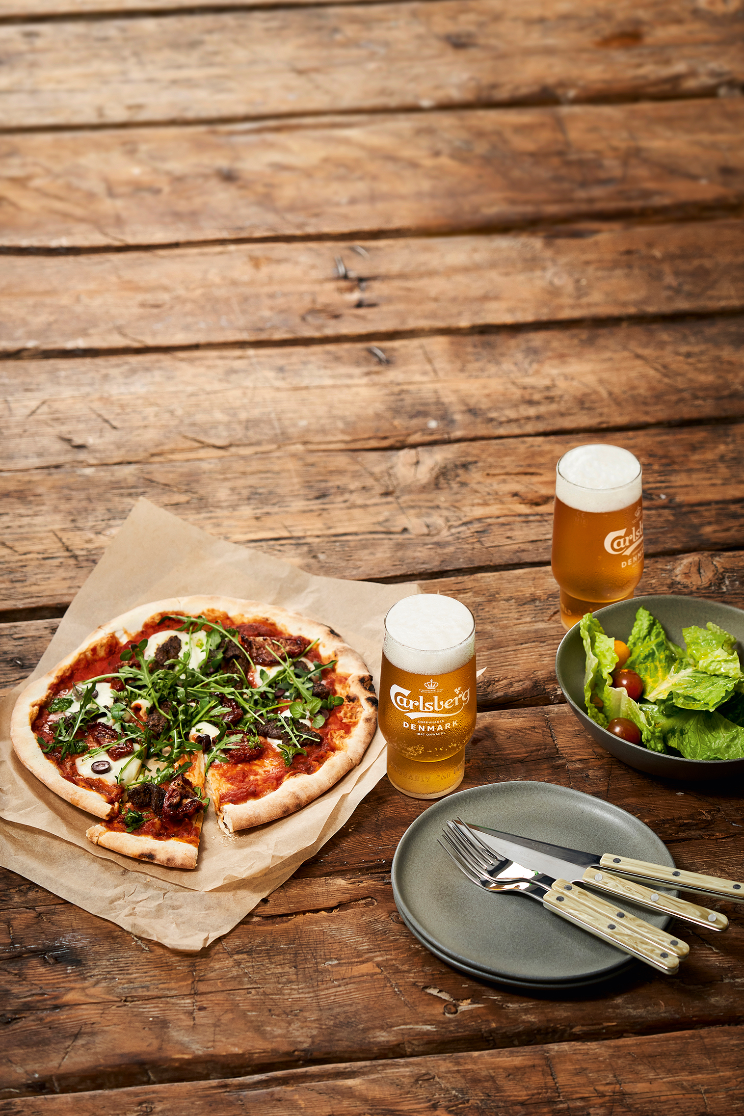 Carlsberg öl och pizza passar bra ihop och ger en bättre matupplevelse. Probably.